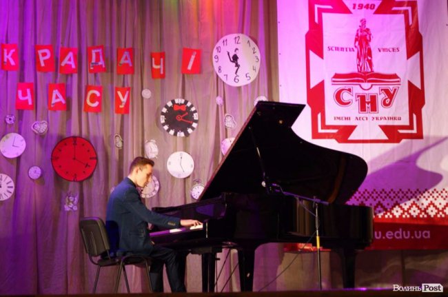 «Викрадачі часу»: як на філфаці СНУ обирали кращого студента. ФОТО