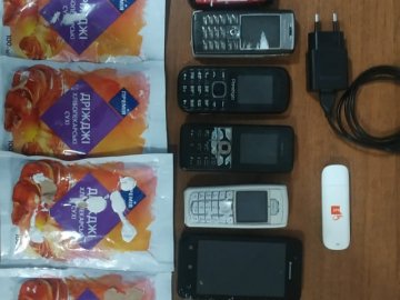 На Волині в'язням в колонію хотіли передати 9 мобільних телефонів та спиртне. ФОТО