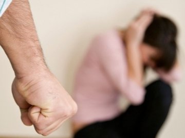 Волинянин до синців побив свою доньку