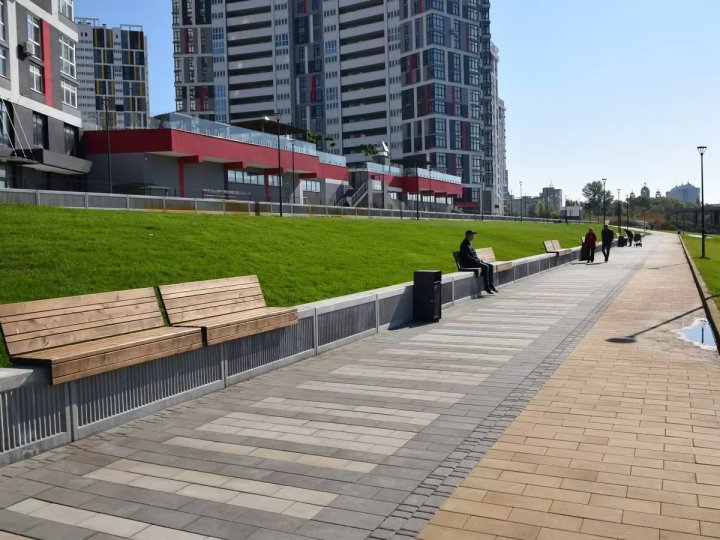 Рішення для зон навколо водойм: лави, доріжки, перголи, оглядові майданчики