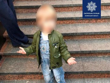 «Непомітно пішов із дому»: у Луцьку трирічний хлопчик сам гуляв містом