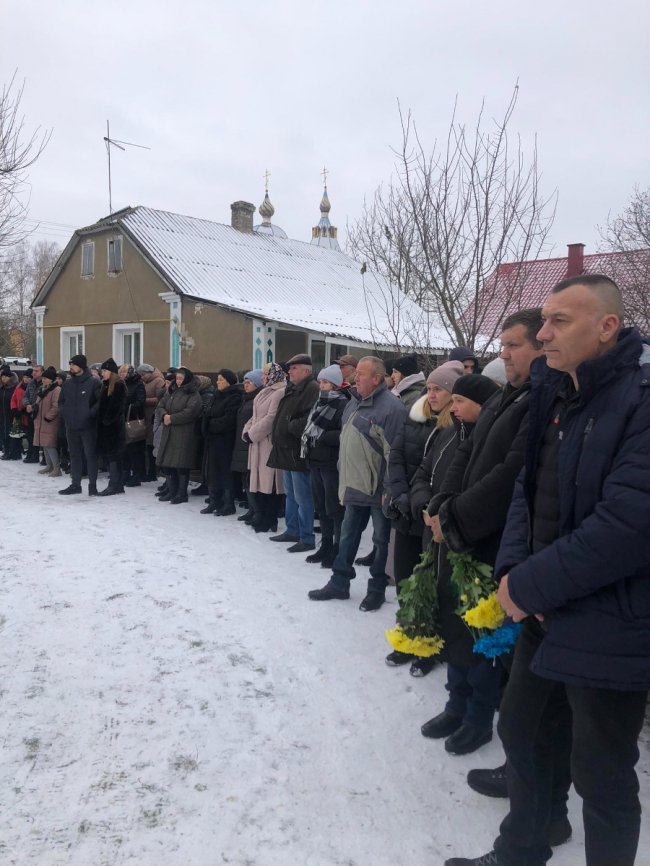 Осиротіли двоє діток: на Волині попрощалися з Героєм Петром Басанським