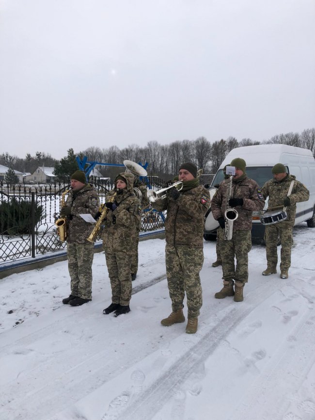 Осиротіли двоє діток: на Волині попрощалися з Героєм Петром Басанським