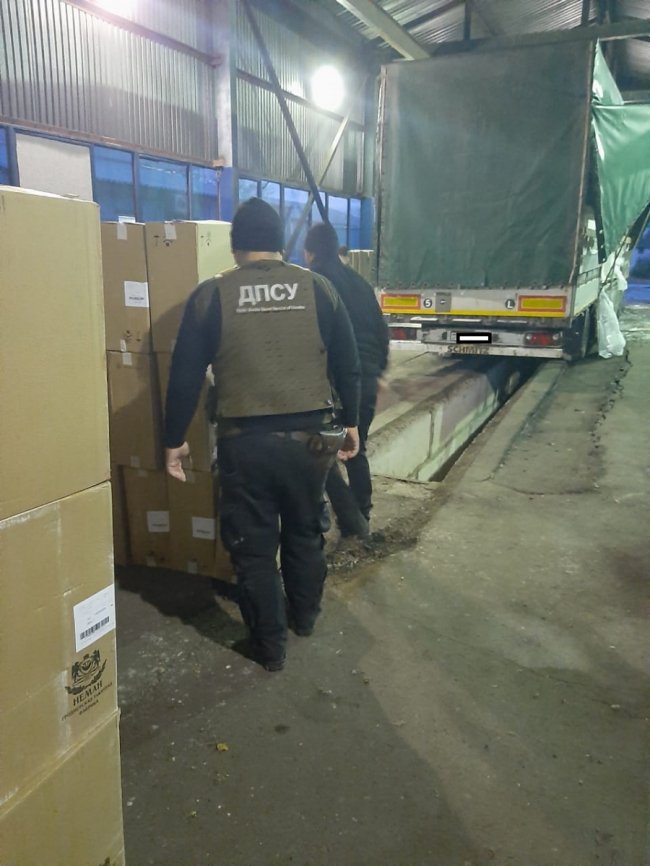 На Волині у вантажівці знайшли «замуровані» у піноблоках контрабандні сигарети. ФОТО. ВІДЕО