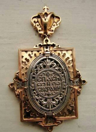 На Волині злодій викрав з автівки золоту іконку