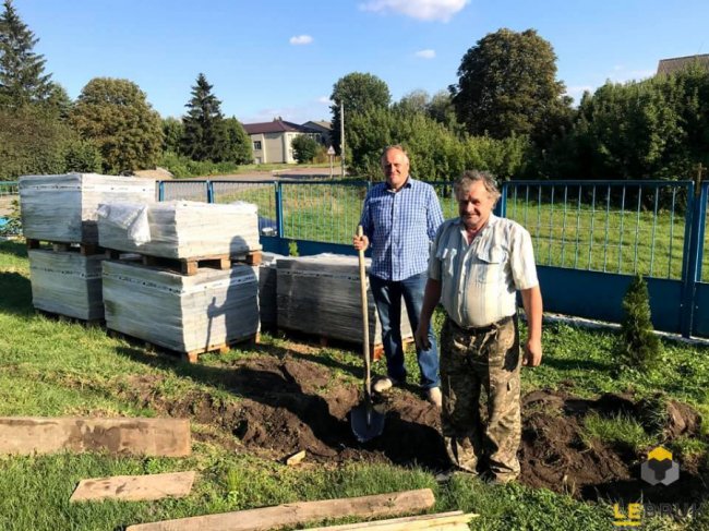 «LeBruk» подарував громаді на Волині 120 «квадратів» бруківки*