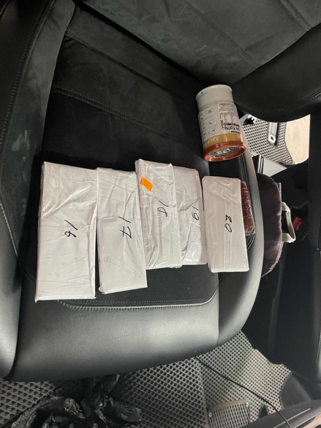 Через Волинь чоловік намагався вивезти за кордон 320 тисяч доларів. ФОТО