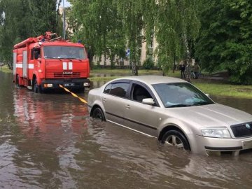 У Полтаві через сильну зливу вулиці  міста перетворилися на річки. ВІДЕО