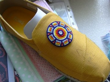 Лучанка вишиває бісером взуття, яке замовляють у неї з-за кордону. ВІДЕО