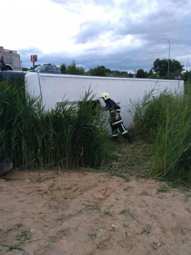 На Рівненщині перекинувся автобус: постраждало семеро людей. ФОТО. ВІДЕО
