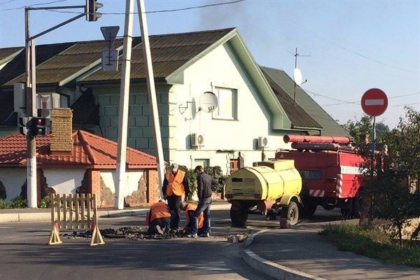 У Ковелі посеред дороги провалився колодязь. ФОТО
