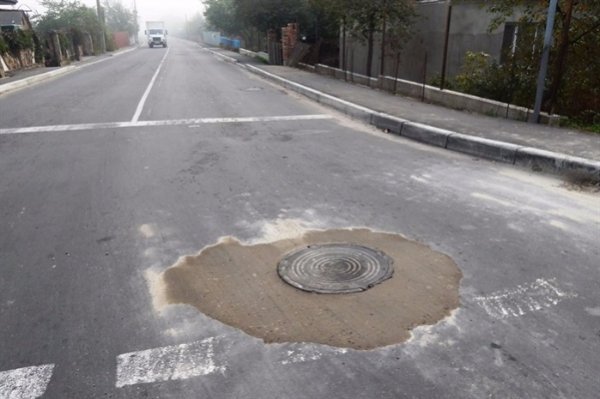 У Ковелі посеред дороги провалився колодязь. ФОТО