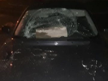 Пробили лобове скло шматком бордюру і знищили всі фари: у луцькому дворі розтрощили BMW
