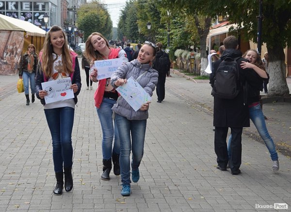 Луцька молодь обмінювала обійми на посмішки. ФОТО