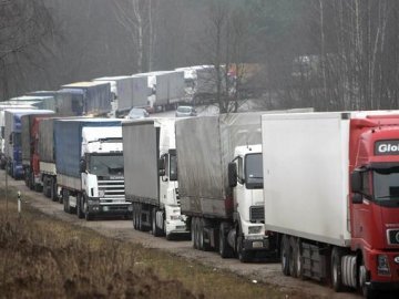 На кордоні з Польщею  – черга з сотень вантажівок