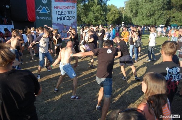 Почувши музику KEtO, хлопці почали слемитися