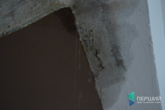 У Луцьку через прорив труб «тоне» будинок. ФОТО