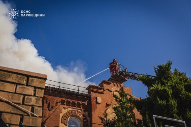 Окупанти поцілили по навчальному закладу у Харкові: оприлюднили момент удару