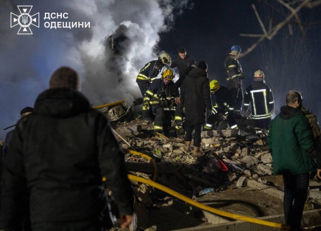 З-під завалів багатоповерхівки в Одесі дістали тіло маленького хлопчика