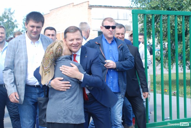 Ляшко на Волині нагороджував медиків, обробляв дерево та зустрівся з митрополитом Михаїлом