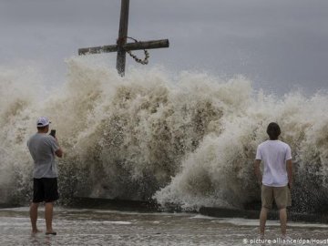 США атакував потужний ураган
