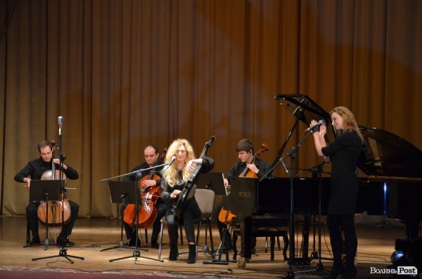 У Луцьку - творчий тандем: Оксана Забужко та «Сестри Тельнюк». ФОТО. ВІДЕО