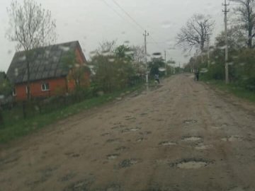 «Нагадує дрібну пральну дошку»: волинянка обурена станом дороги поблизу Ковеля