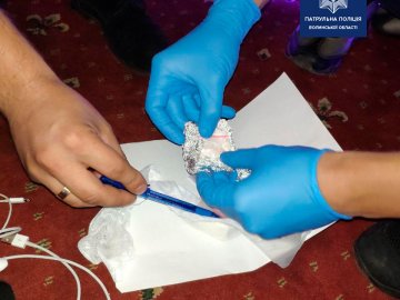 У Луцьку затримали двох осіб, в яких знайшли заборонені речовини. ФОТО