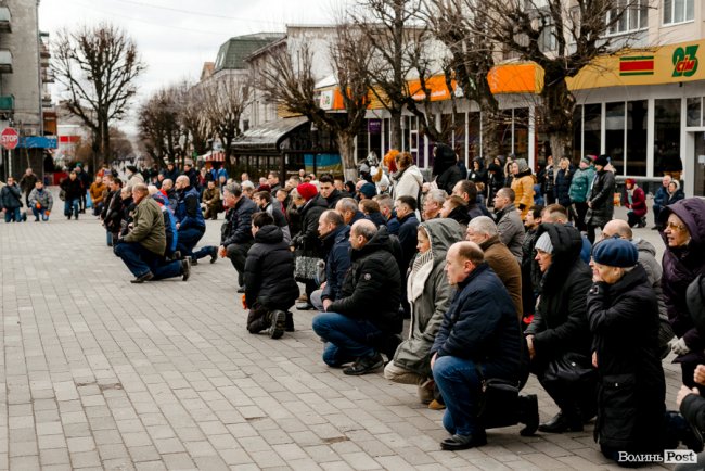 «Вивільнюємося ціною життя Героїв»: у Луцьку попрощалися із Владиславом Недільком. ФОТО