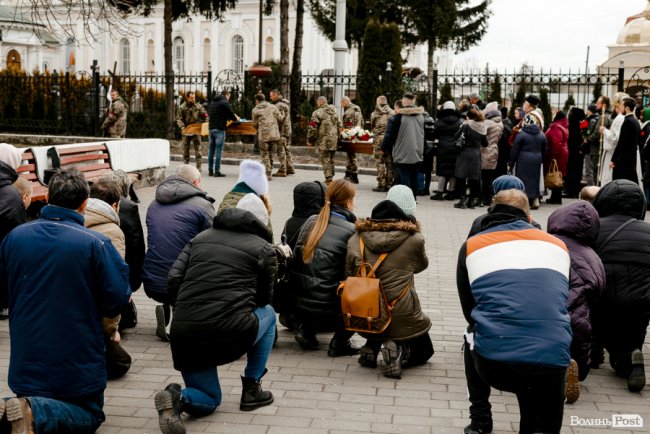 «Вивільнюємося ціною життя Героїв»: у Луцьку попрощалися із Владиславом Недільком. ФОТО