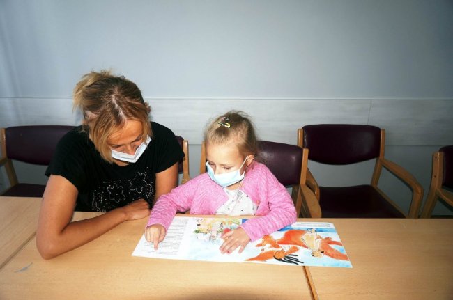 Луцька гімназія передала лікарні книгу, написану для дітей, які зазнали впливу пандемії COVID-19