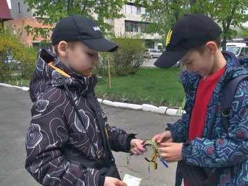 Зібрав 34 тисячі гривень на ЗСУ: луцький школяр виготовляє патріотичні аксесуари
