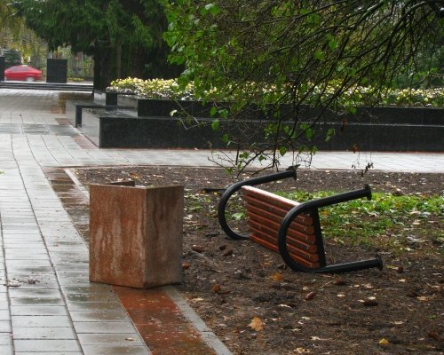 На Меморіалі хулігани поперекидали лавки. ФОТО
