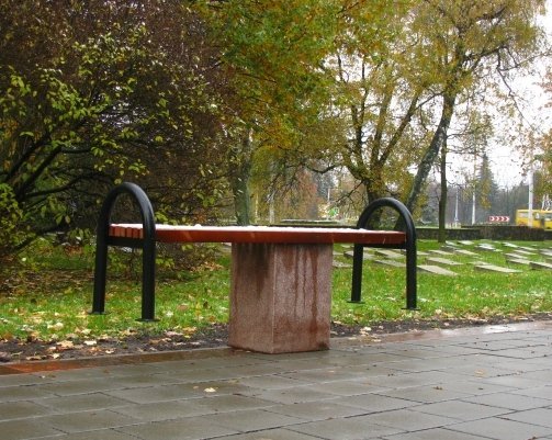 На Меморіалі хулігани поперекидали лавки. ФОТО