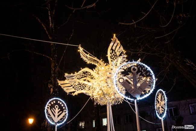 Святкові вогні вечірнього Луцька. ФОТО