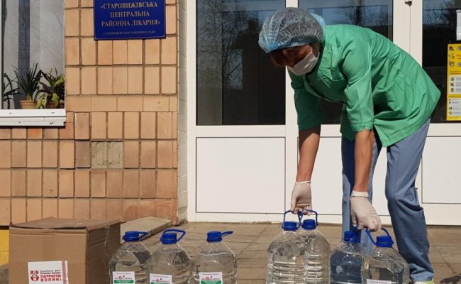 Благодійники передали районним лікарням на Волині 140 літрів антисептиків