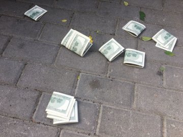 На Волині на хабарі 2 тисячі доларів затримали чоловіка народного депутата. ФОТО