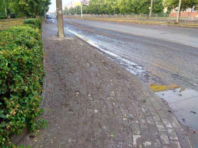 У Луцьку просять прибрати залишене після зливи болото з проспекту Соборності