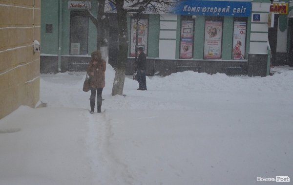 Луцьк замітає снігом. ФОТО