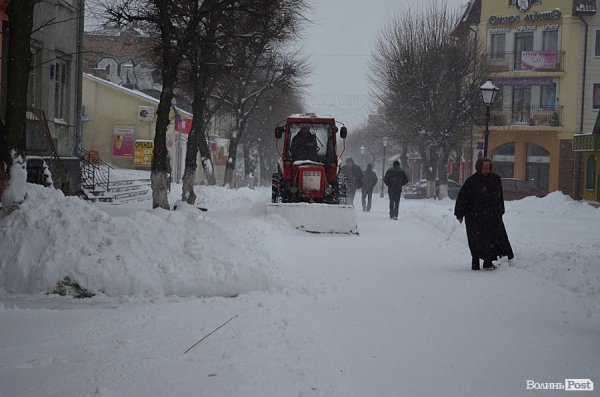 Луцьк замітає снігом. ФОТО