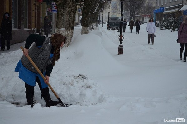 Луцьк замітає снігом. ФОТО