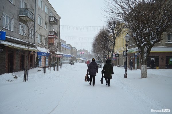 Луцьк замітає снігом. ФОТО