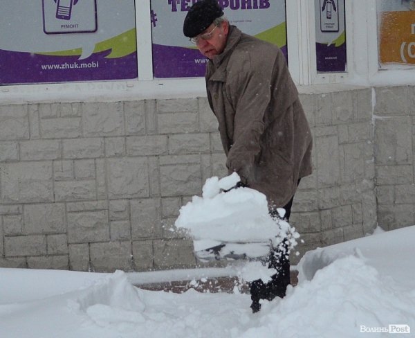 Луцьк замітає снігом. ФОТО