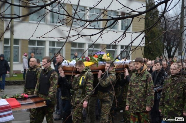 «Герої не вмирають!», – у Луцьку провели в останню путь майданівця. ФОТО. ВІДЕО