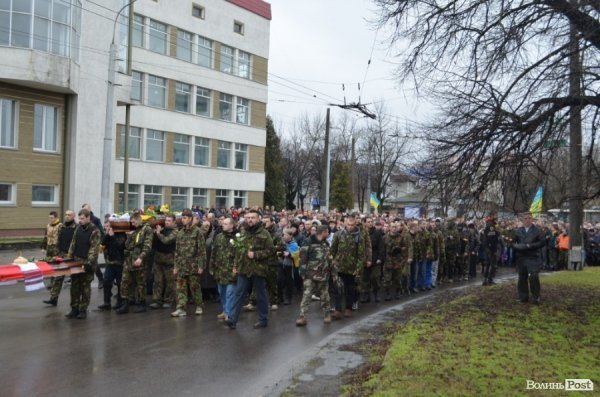 «Герої не вмирають!», – у Луцьку провели в останню путь майданівця. ФОТО. ВІДЕО