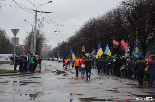 «Герої не вмирають!», – у Луцьку провели в останню путь майданівця. ФОТО. ВІДЕО