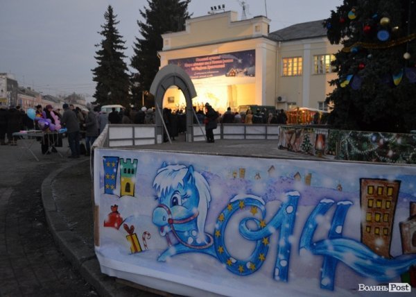 У Луцьку засвітили головні ялинки міста. ФОТО 