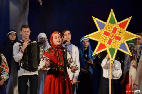 Віншування, янголи і різдвяне тепло: у Луцьку колядував фестиваль вертепів