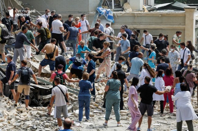 Після прильоту з «Охматдиту» у Києві евакуюють дітей: жахливі кадри з лікарні 