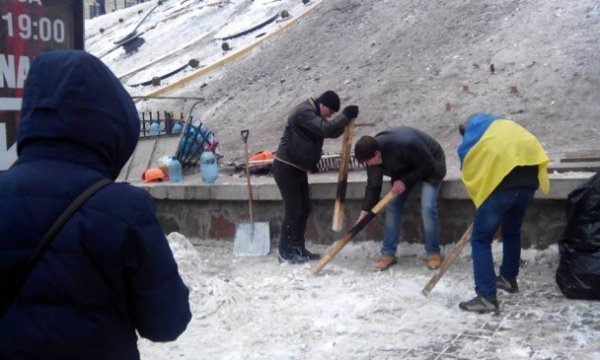 Євромайдан повертається до звичайного життя. ФОТО